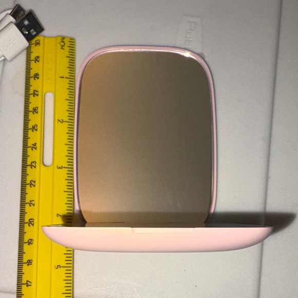 🆕 LED Compact Mirror with Floral Design - Picture 6 of 10